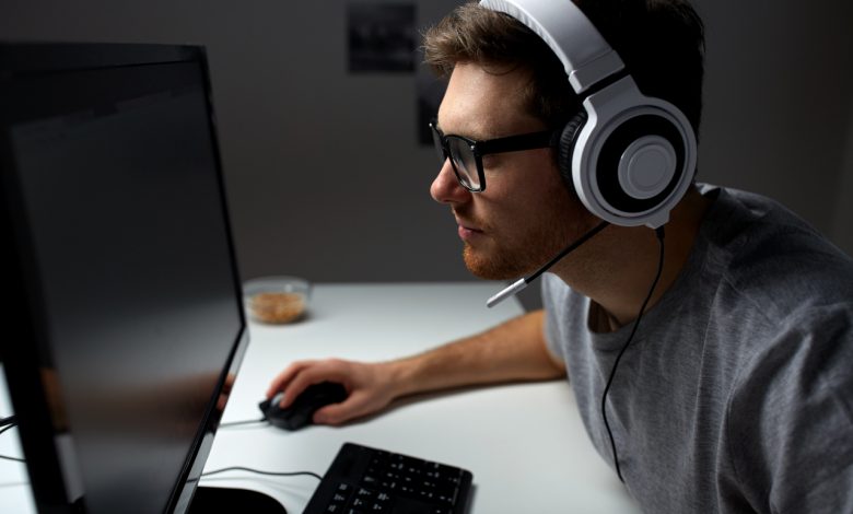 Gaming-Headset-on-Guy-With-Glasses